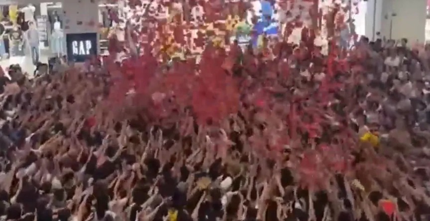 商场“天降红包雨”致人群严重拥挤 有人摔倒受伤 三亚大悦城深夜道歉：预判不足 人数远超预期